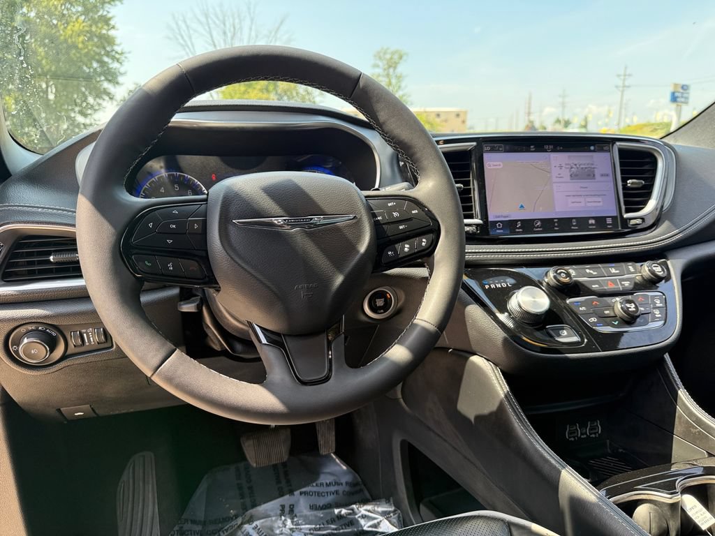 Used 2025 Chrysler Pacifica Limited FWD image 17