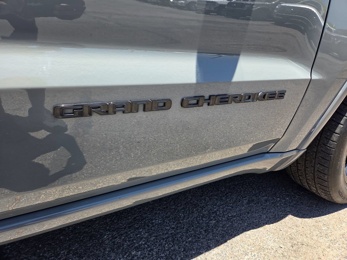 Used 2020 Jeep Grand Cherokee Altitude RWD image 12