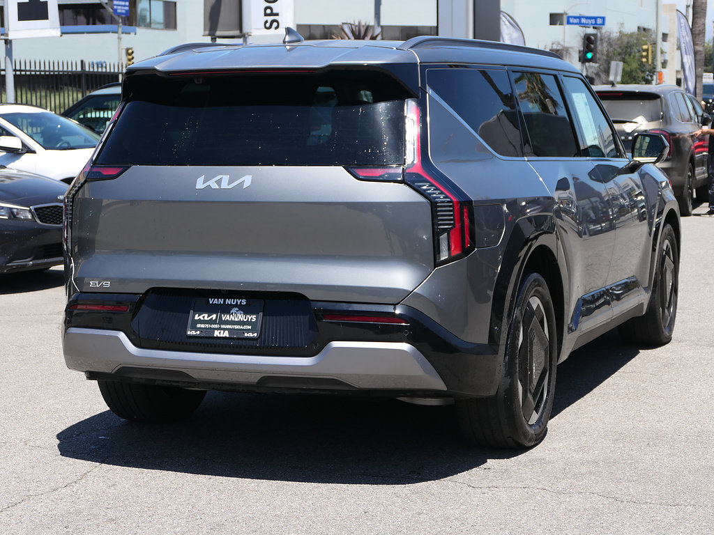 Used 2024 Kia EV9 Land AWD/4WD image 3