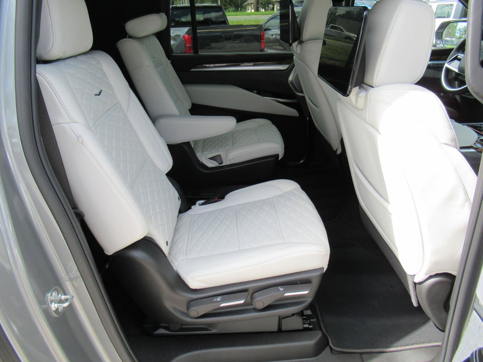 Certified 2026 Cadillac Escalade ESV Platinum Sport w/ LPO, ONYX Package AWD/4WD image 37