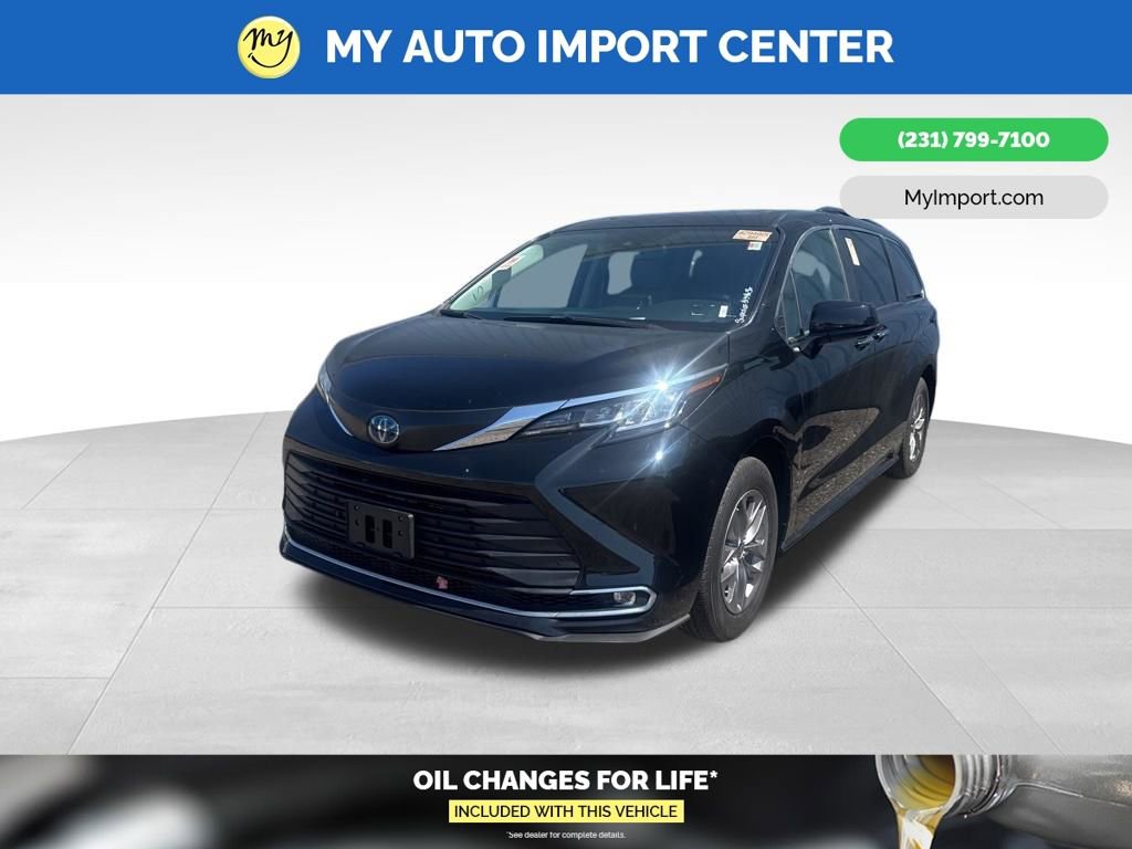 Used 2023 Toyota Sienna XLE image 3
