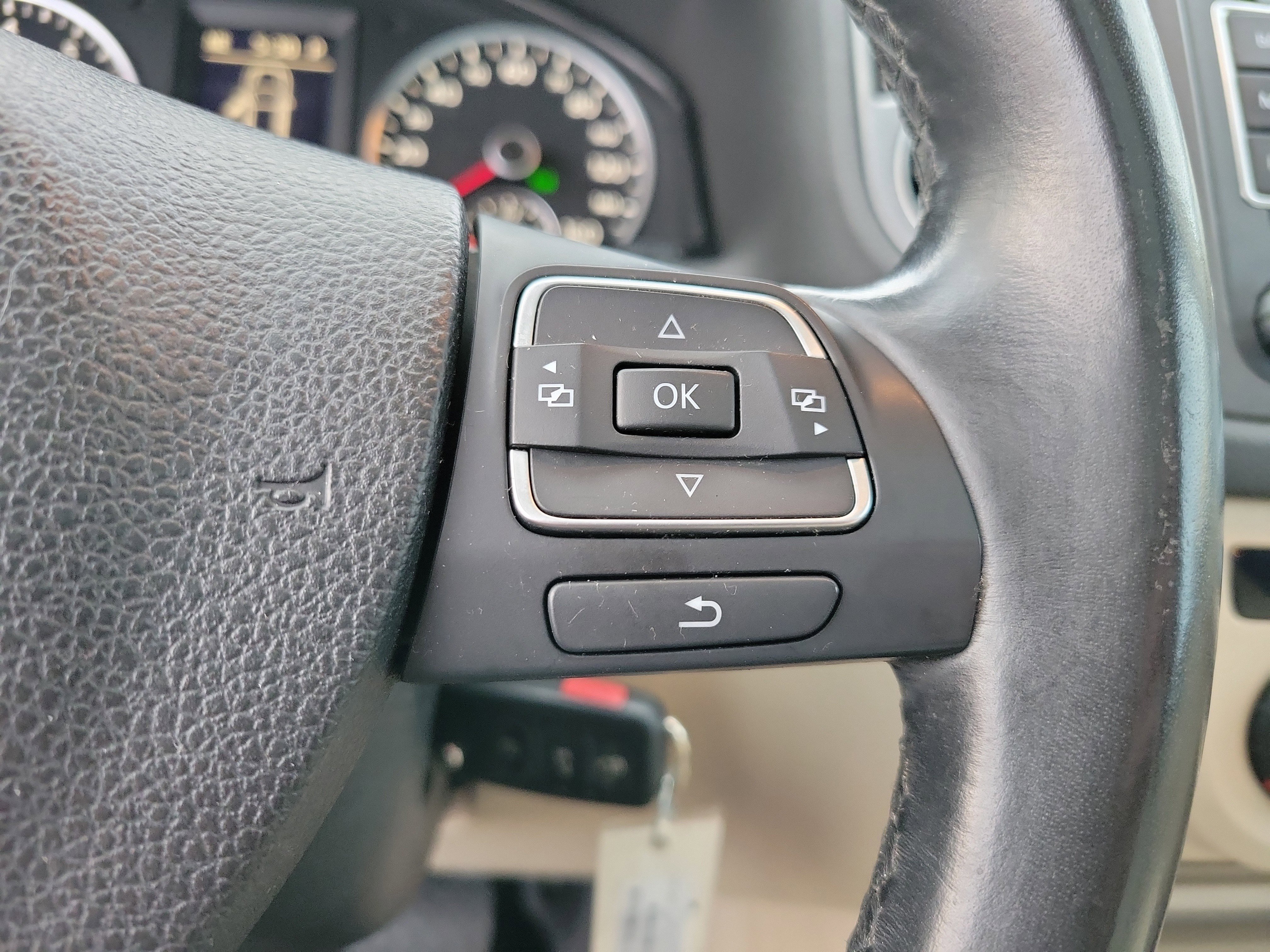 Used 2013 Volkswagen Tiguan SEL image 17