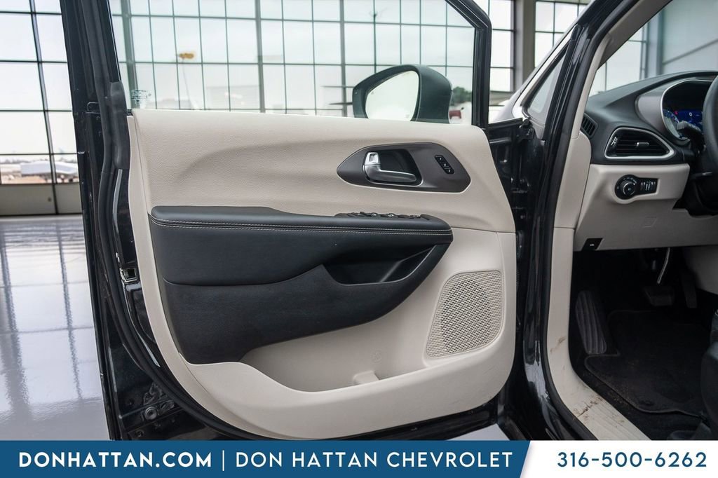 Used 2023 Chrysler Pacifica Touring-L FWD image 15