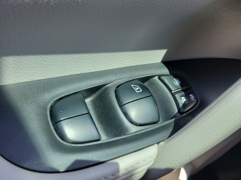 Used 2020 Nissan Rogue Sport SV FWD image 17