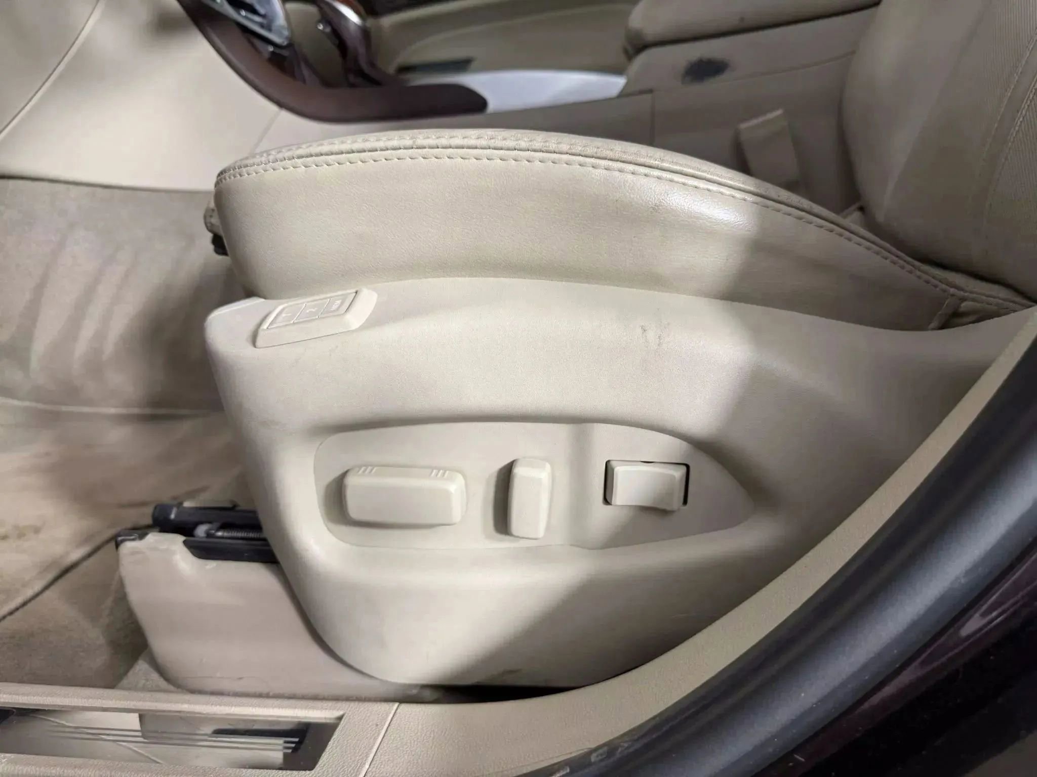 Used 2016 Cadillac SRX Luxury w/ Driver Awareness Package image 38