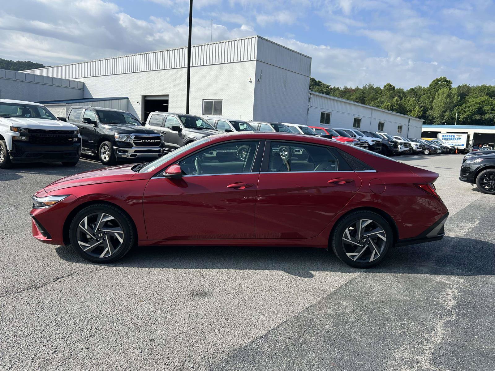 Used 2025 Hyundai Elantra SEL FWD image 4