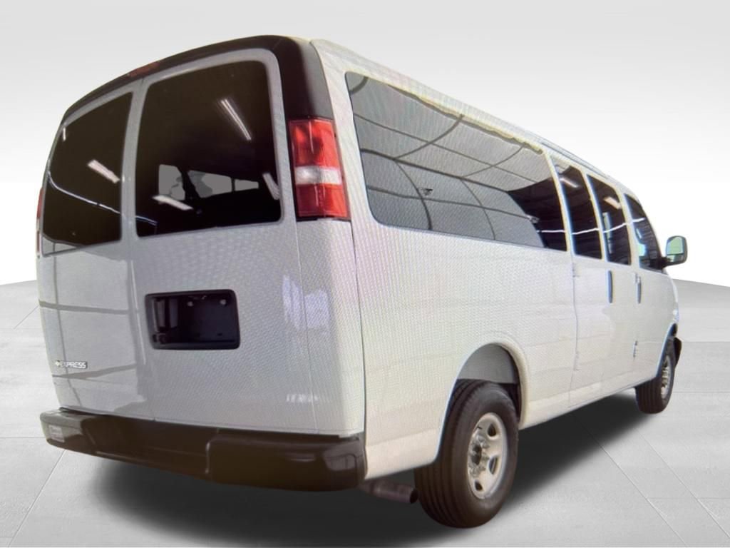Used 2025 Chevrolet Express 3500 LS RWD image 3