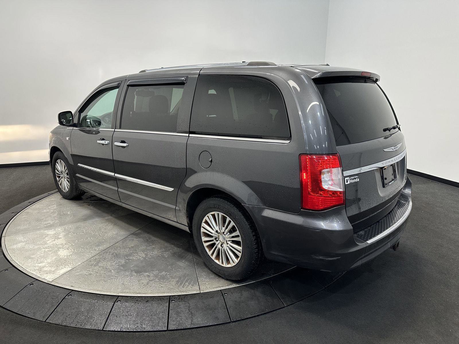 Used 2014 Chrysler Town & Country Touring-L image 4