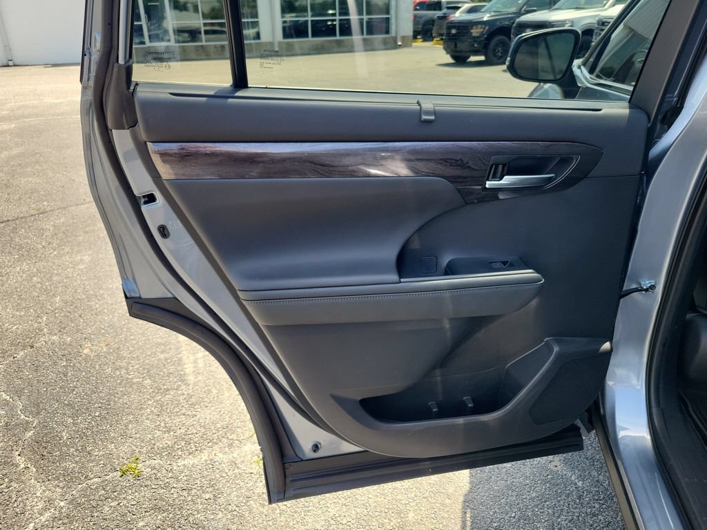 Used 2021 Toyota Highlander Limited AWD/4WD image 17