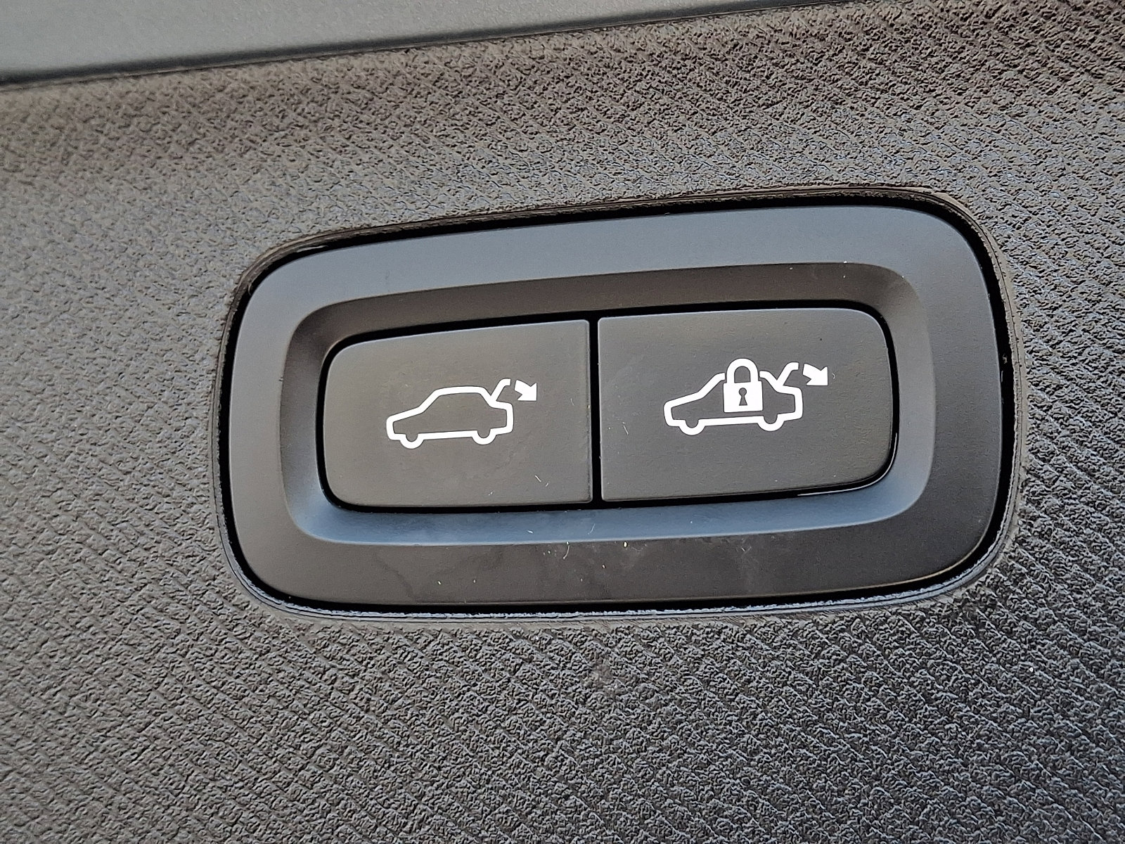 Used 2020 Volvo XC90 T6 Momentum w/ Protection Package Premier image 28