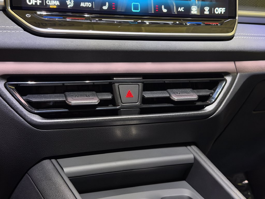 New 2026 Volkswagen Tiguan SE R-Line AWD/4WD image 17