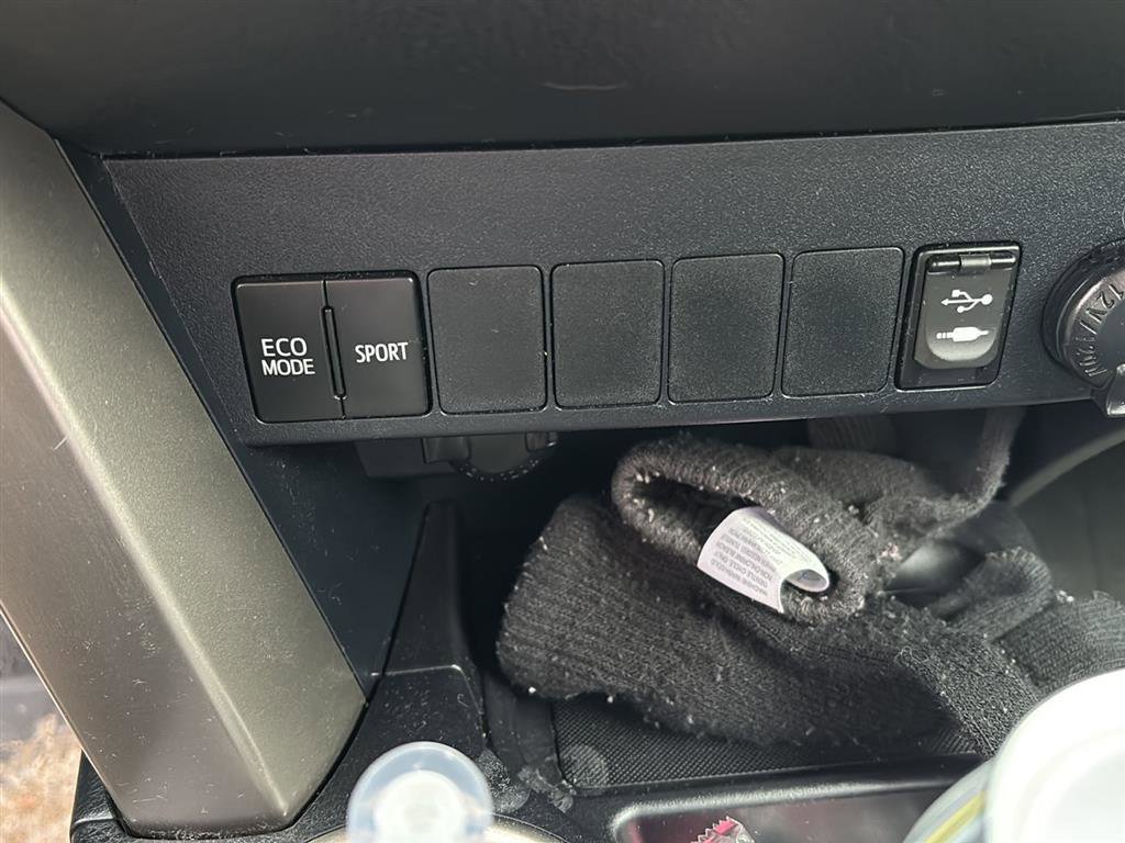 Used 2015 Toyota RAV4 LE image 6