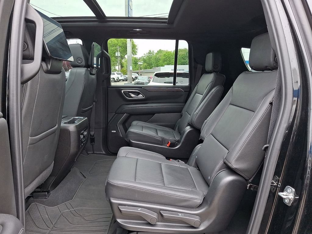 Used 2024 Chevrolet Suburban LT w/ Luxury Package AWD/4WD image 10