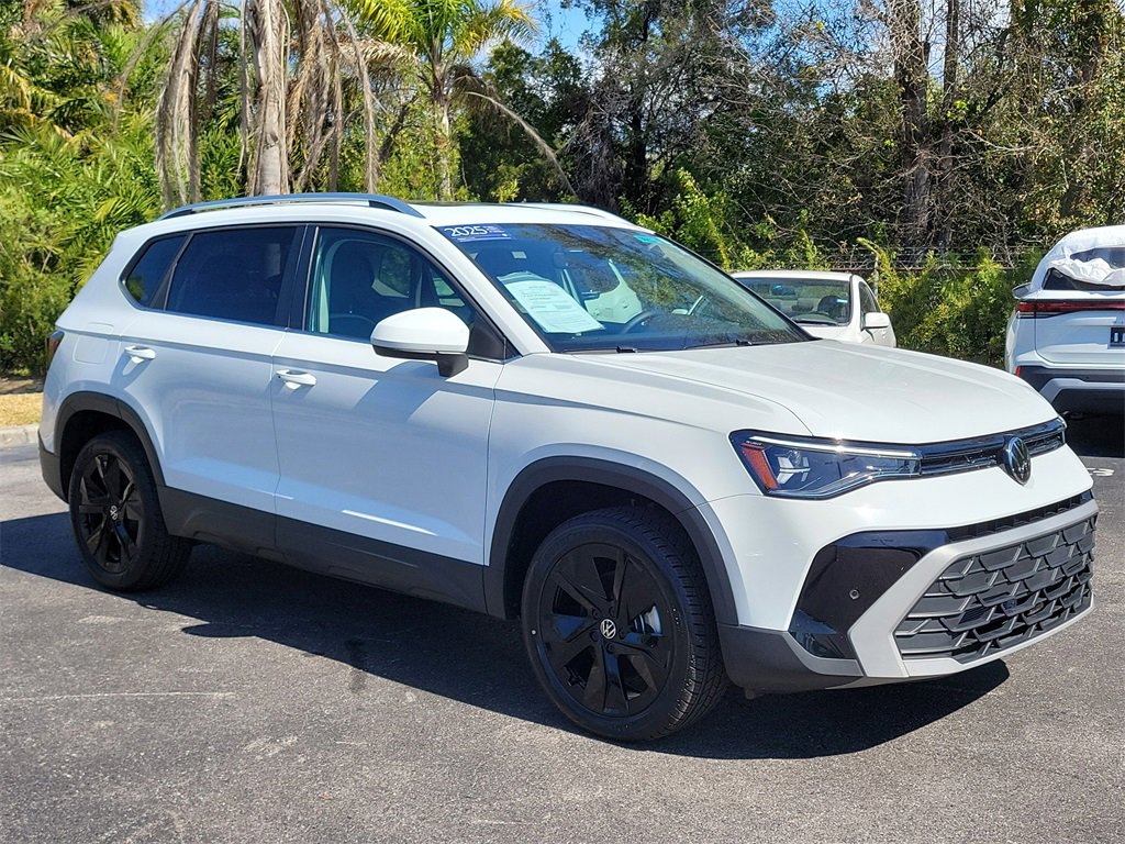 Certified 2025 Volkswagen Taos SE image 2