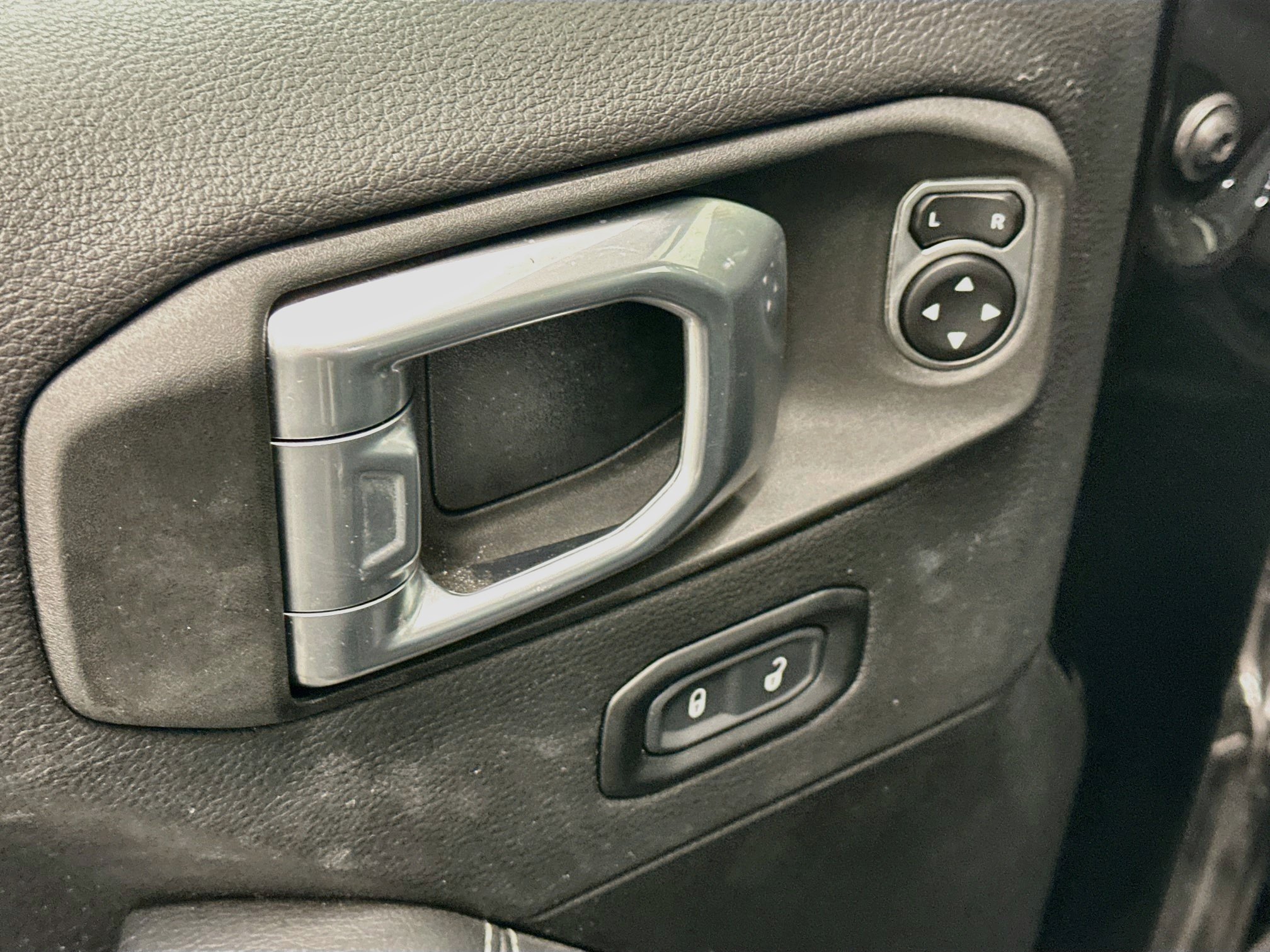 Used 2023 Jeep Wrangler Unlimited Sahara AWD/4WD image 15