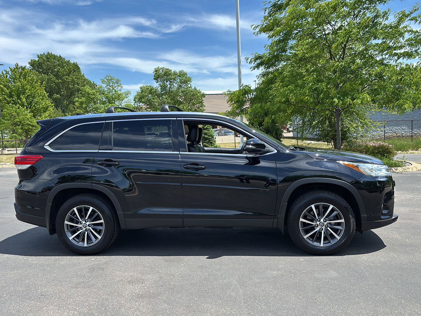 Used 2019 Toyota Highlander XLE AWD/4WD image 11