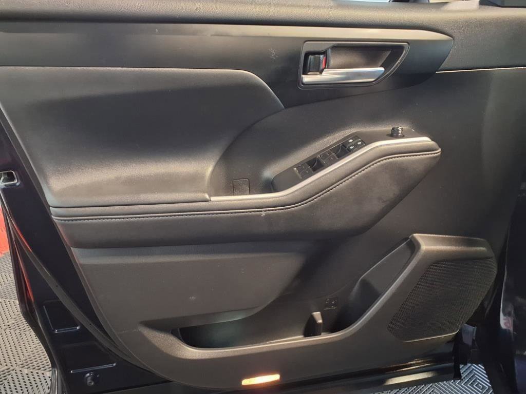Used 2020 Toyota Highlander XLE image 17
