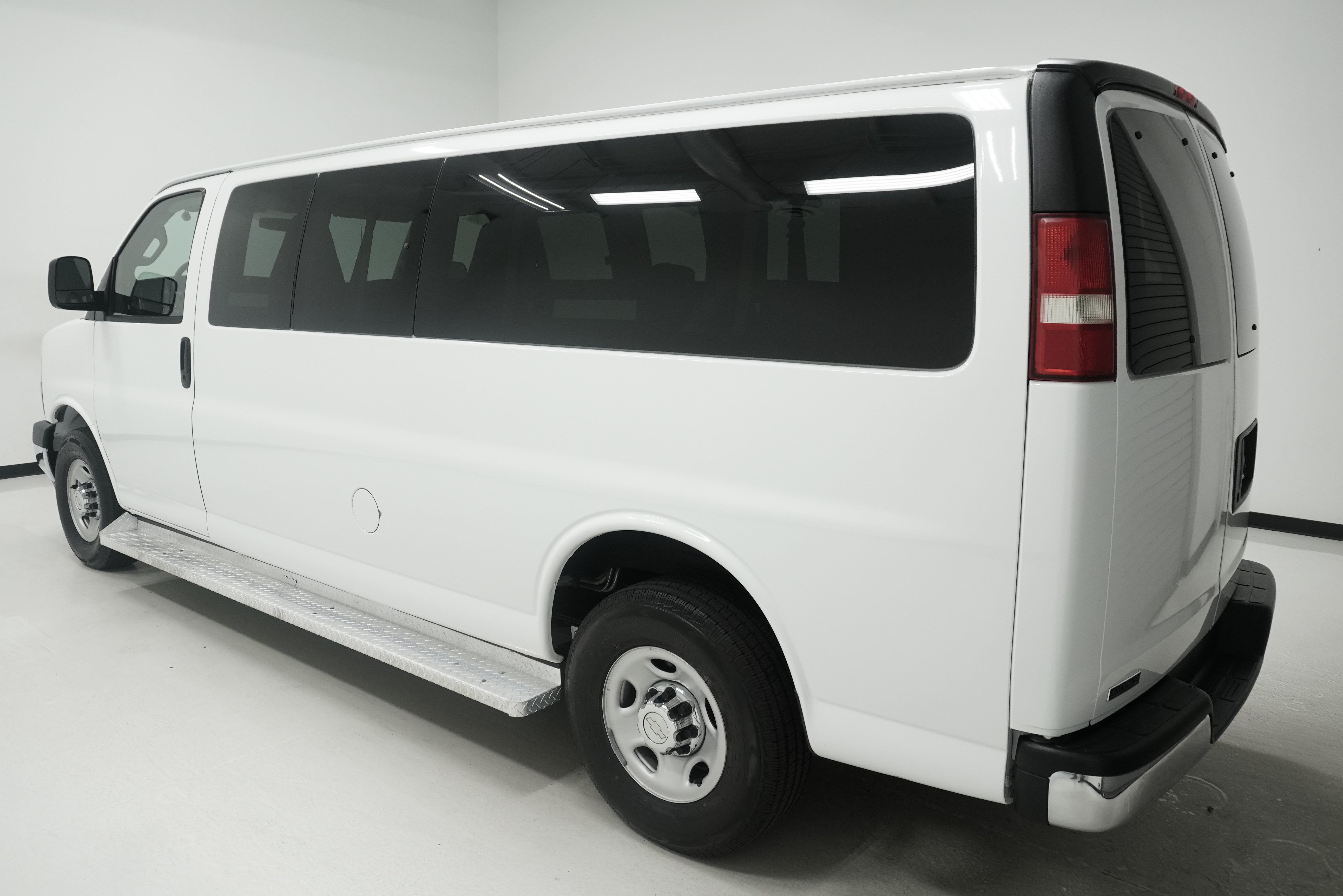 Used 2017 Chevrolet Express 3500 LT w/ LT Preferred Equipment Group RWD image 4