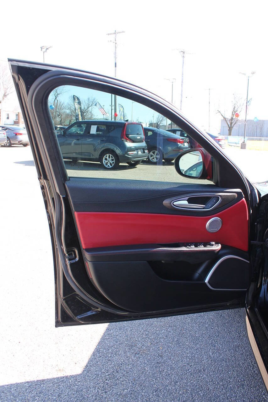 Used 2019 Alfa Romeo Giulia Ti w/ Nero Edizione image 11