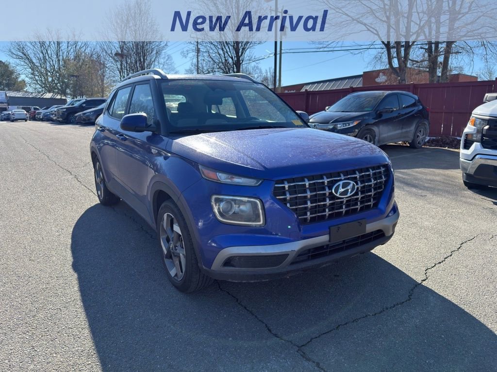 Used 2025 Hyundai Venue SEL image 2