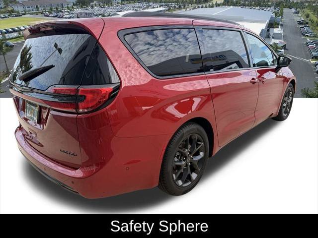 Certified 2025 Chrysler Pacifica Limited image 4