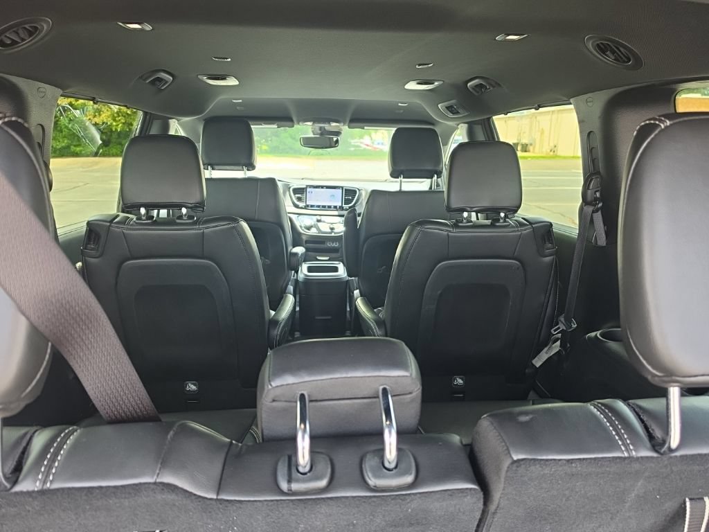 Used 2025 Chrysler Pacifica Select FWD image 12