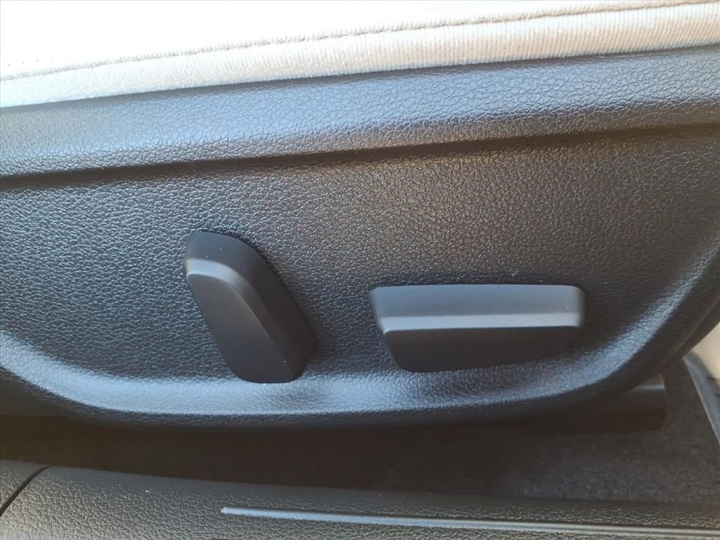 Used 2025 Genesis G70 2.5T image 6