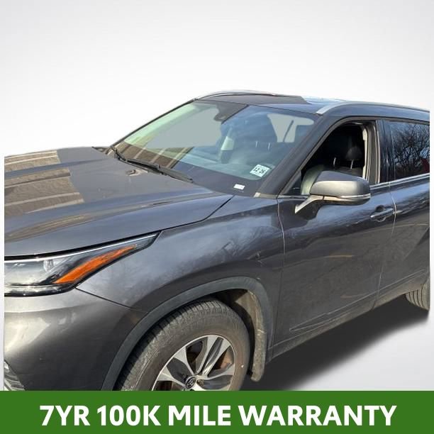 Used 2022 Toyota Highlander XLE image 2