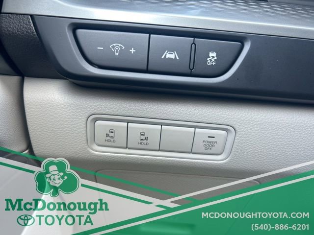 Used 2023 Kia Carnival LX image 16