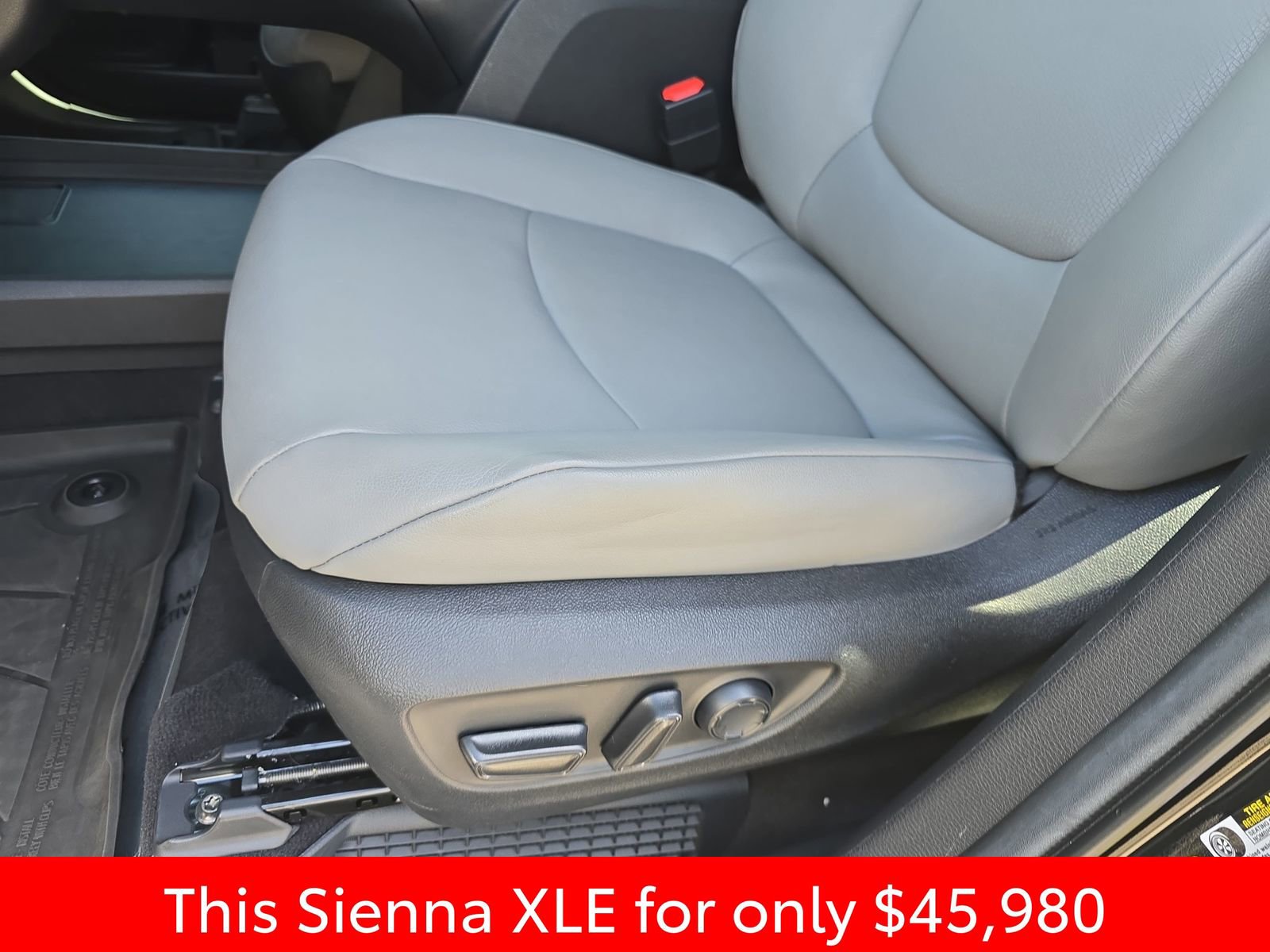Used 2025 Toyota Sienna XLE w/ XLE Plus Package FWD image 37