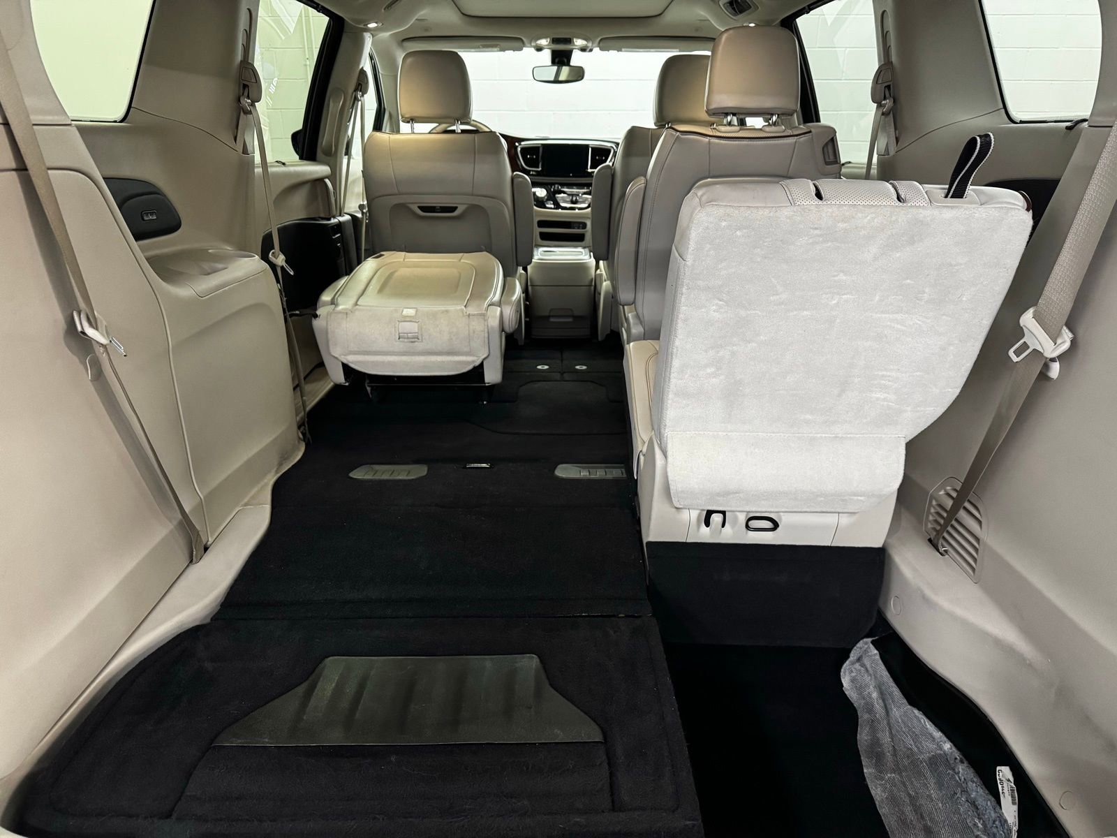 Used 2020 Chrysler Pacifica Limited image 35