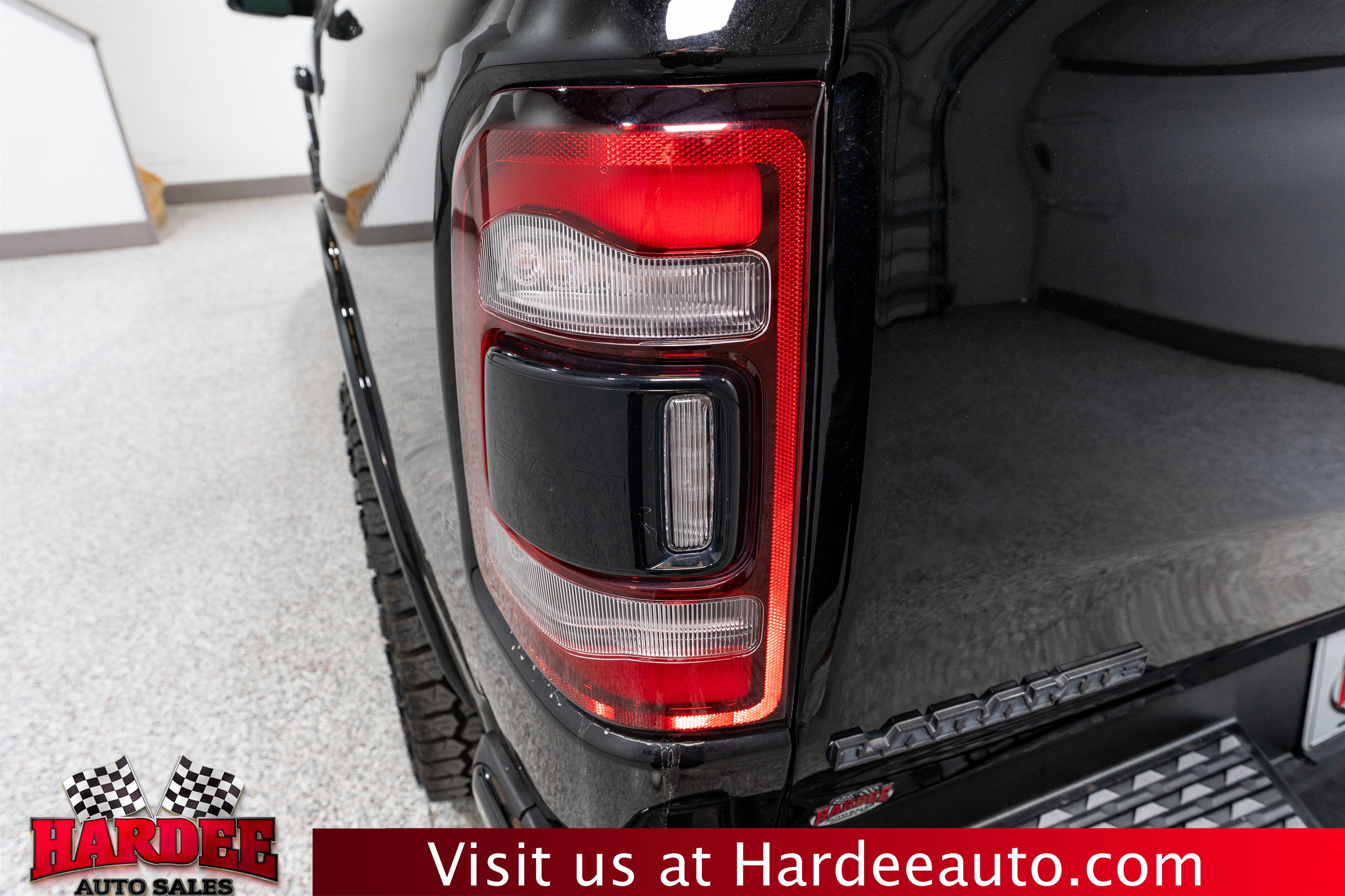 Used 2019 RAM 1500 Laramie AWD/4WD image 9