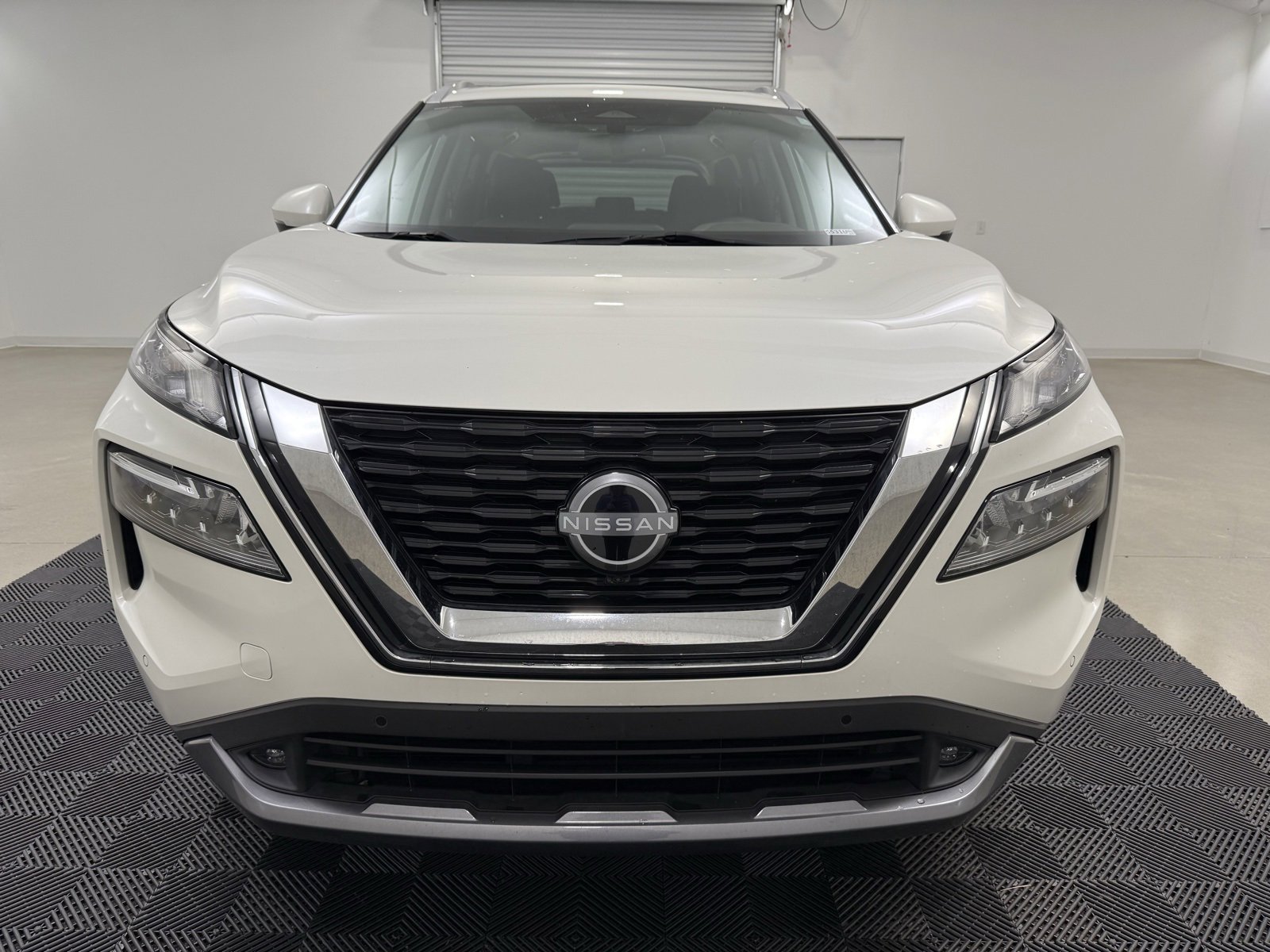 Used 2022 Nissan Rogue SL w/ SL Premium Package image 2