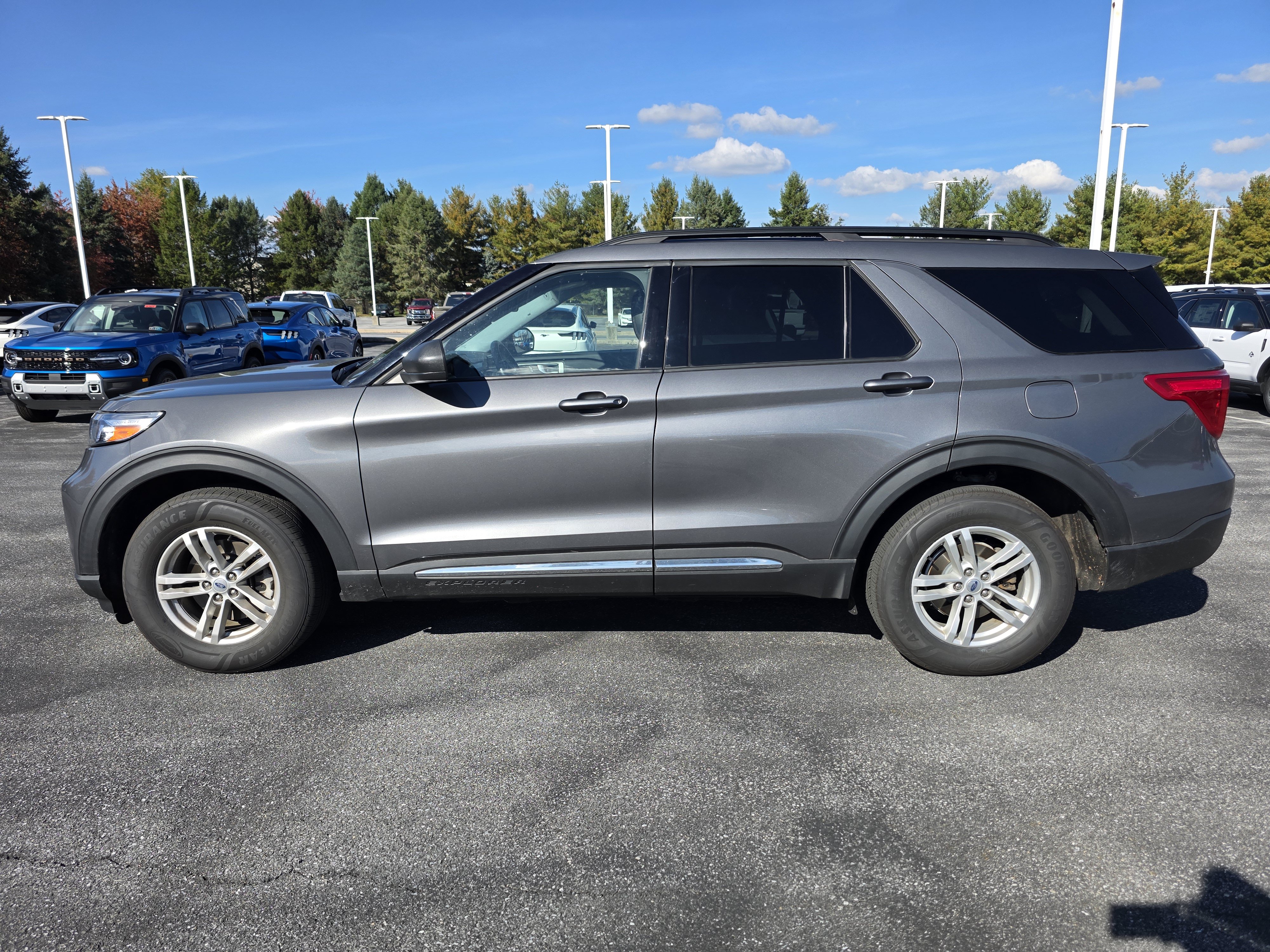Certified 2023 Ford Explorer XLT w/ Equipment Group 202A AWD/4WD image 2