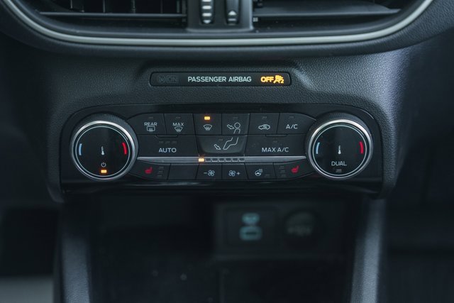 Used 2022 Ford Escape SE w/ SE Sport Appearance Package image 27