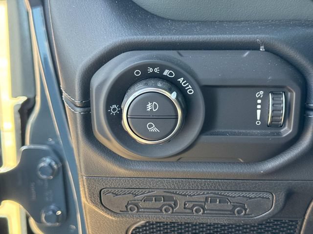 Used 2025 Jeep Gladiator Mojave w/ Convenience Group AWD/4WD image 25