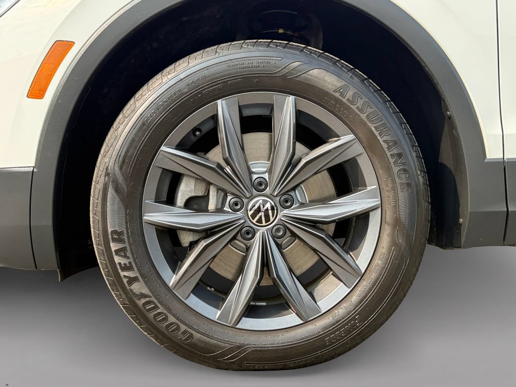Used 2024 Volkswagen Tiguan SE AWD/4WD image 30