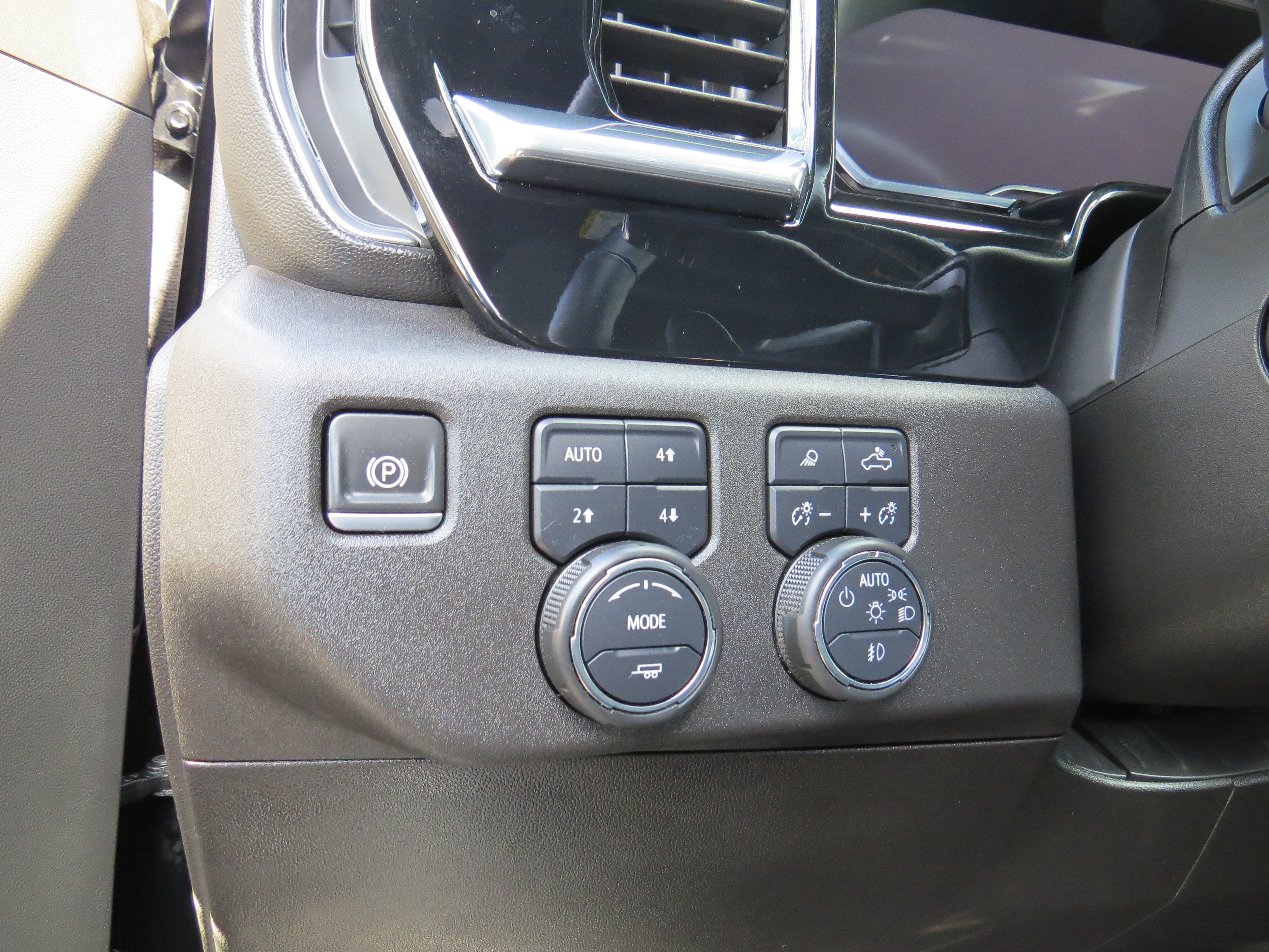 Used 2025 Chevrolet Silverado 1500 High Country w/ High Country Premium Package AWD/4WD image 21