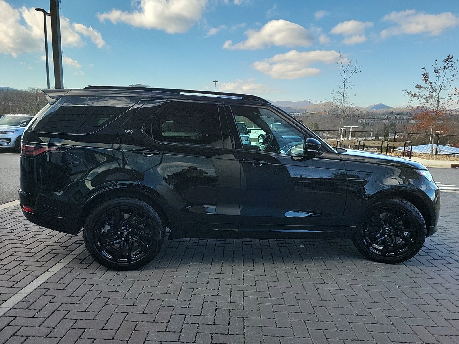 Used 2025 Land Rover Discovery Dynamic SE AWD/4WD image 4