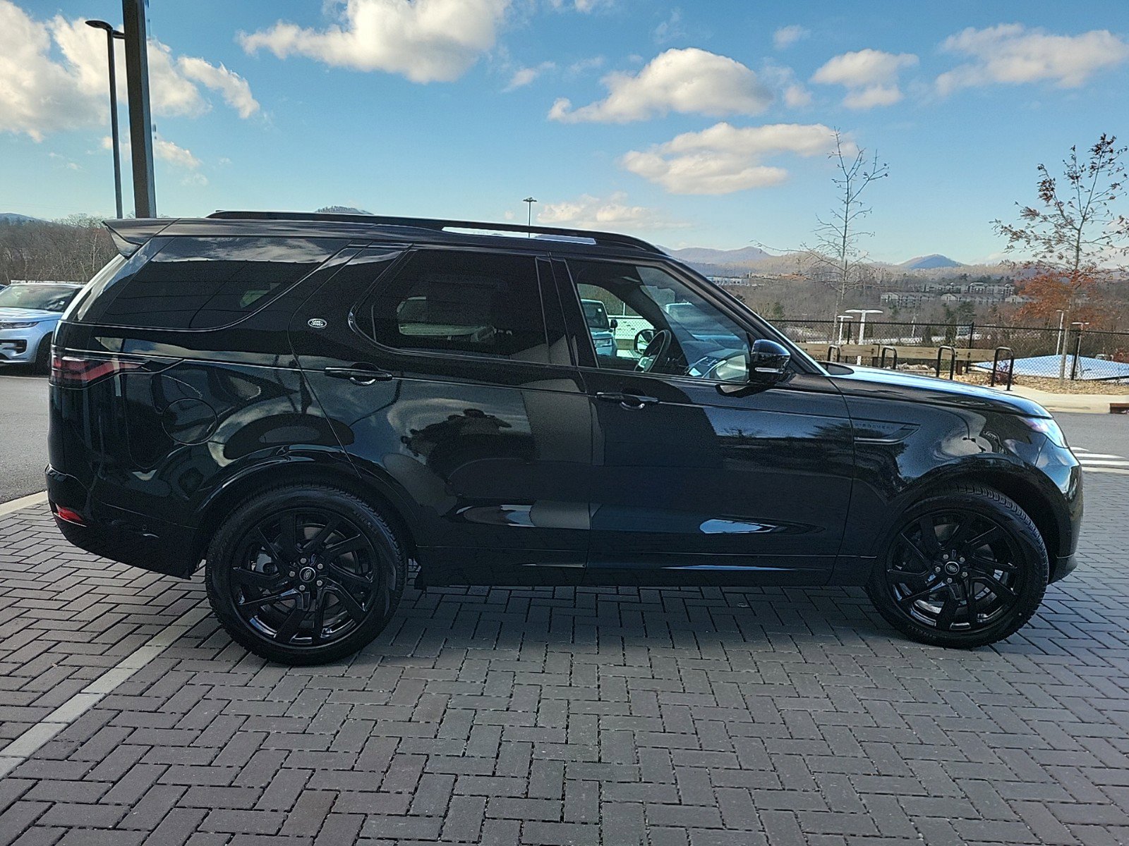 Used 2025 Land Rover Discovery Dynamic SE AWD/4WD image 4