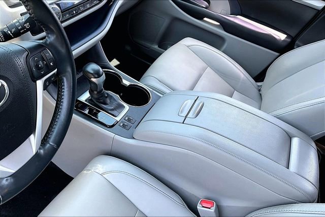 Used 2019 Toyota Highlander XLE FWD image 18