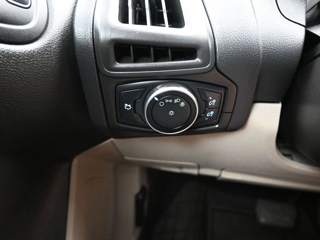Used 2015 Ford Focus SE image 19