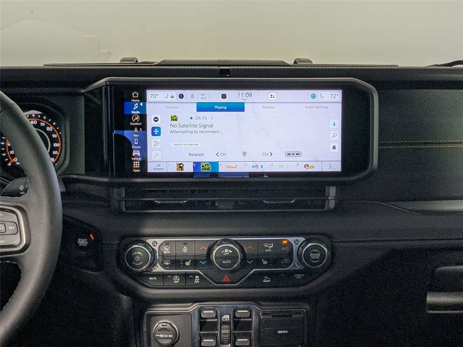 Used 2025 Jeep Gladiator Mojave w/ Convenience Group AWD/4WD image 39