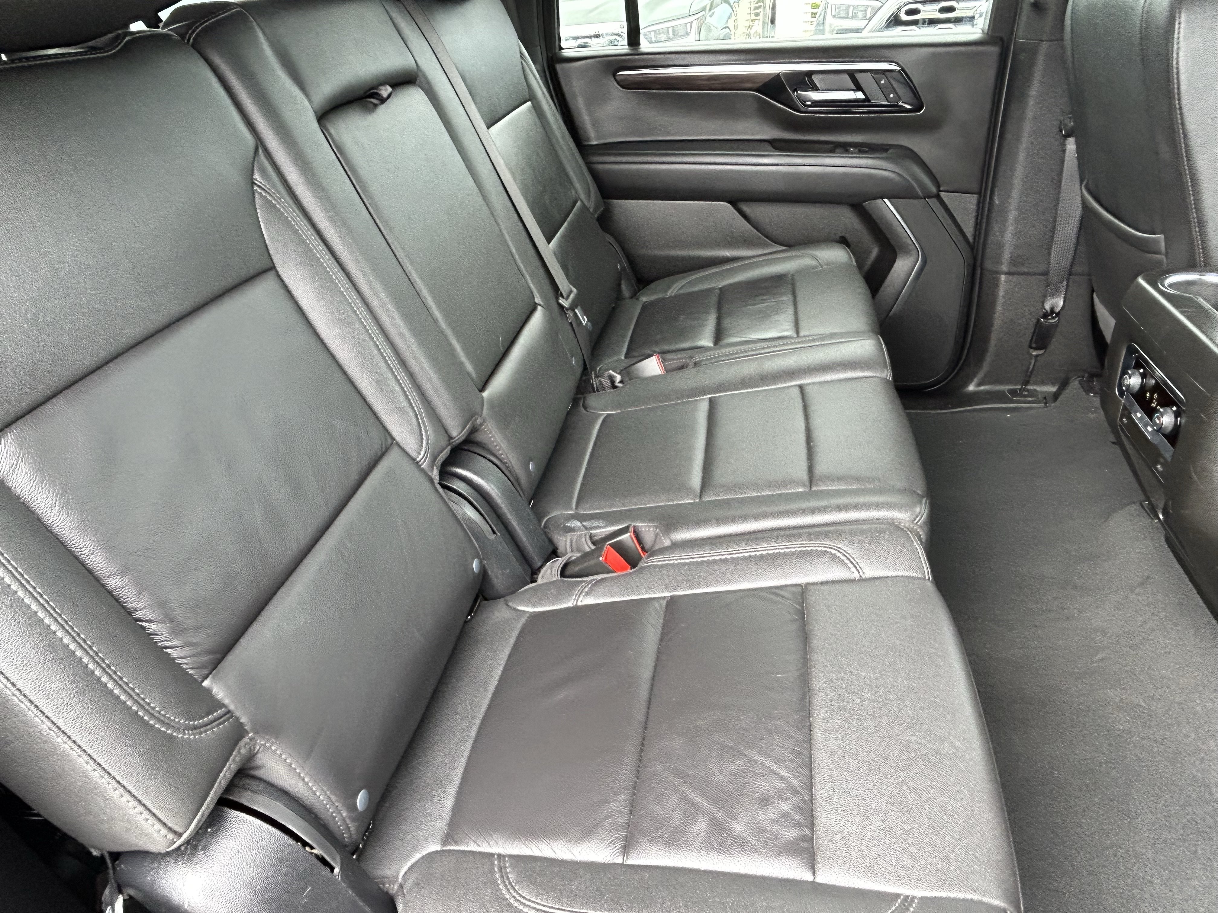 Used 2025 Chevrolet Suburban Z71 AWD/4WD image 12