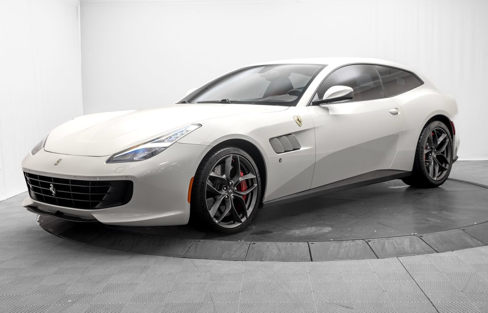 Used 2018 Ferrari GTC4Lusso T RWD image 3