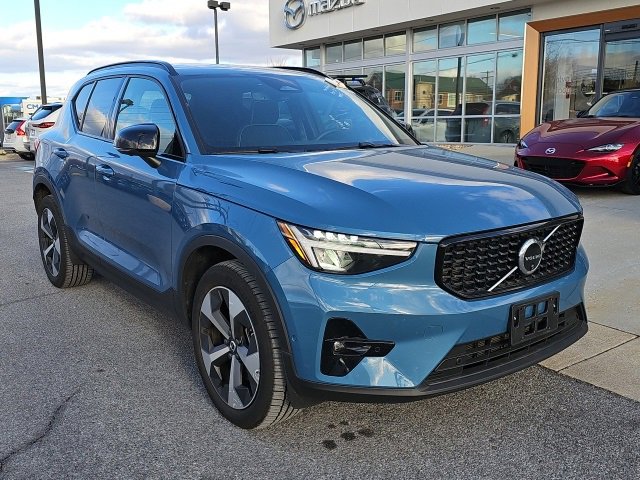 Used 2025 Volvo XC40 B5 Plus image 1