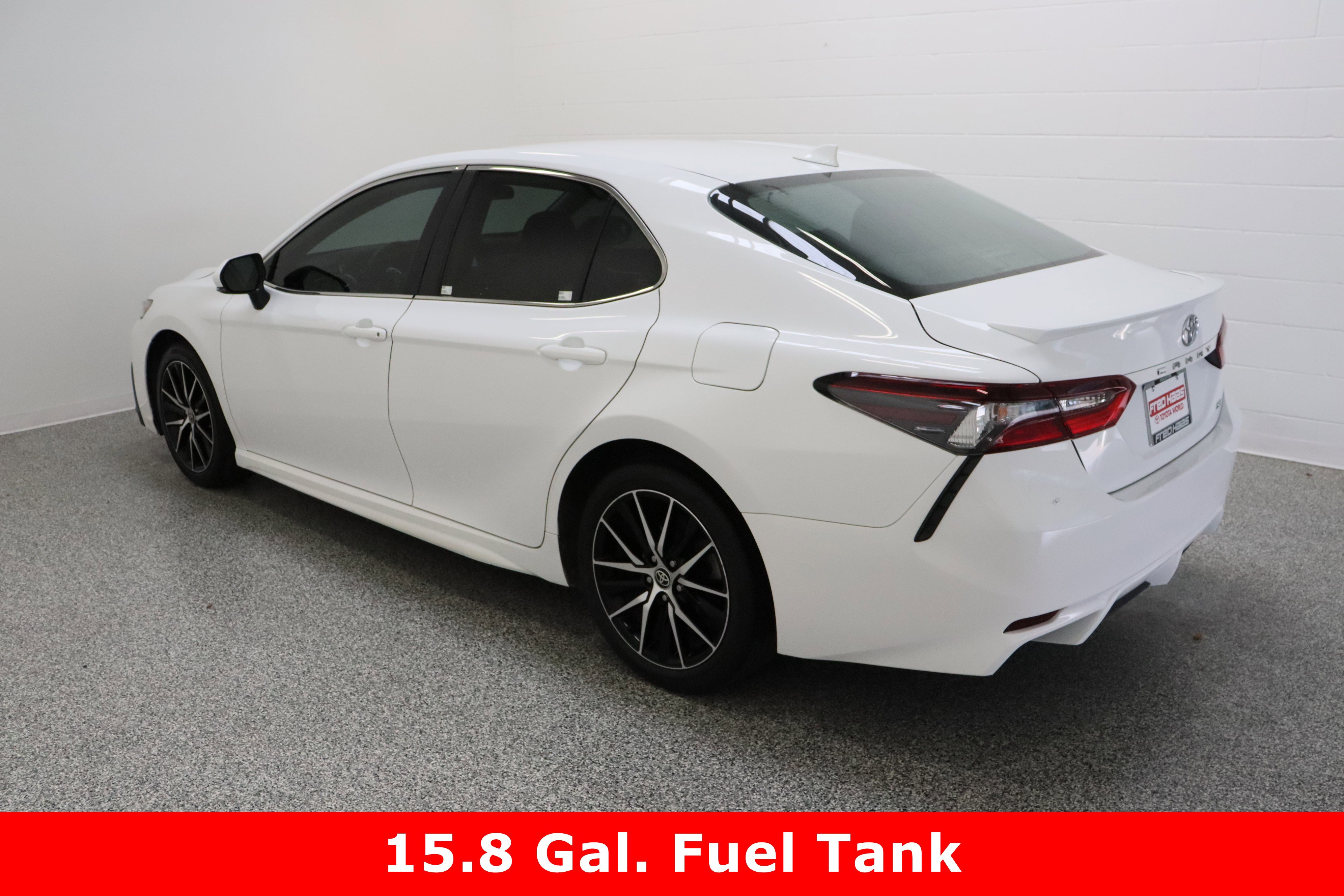 Used 2024 Toyota Camry SE image 9