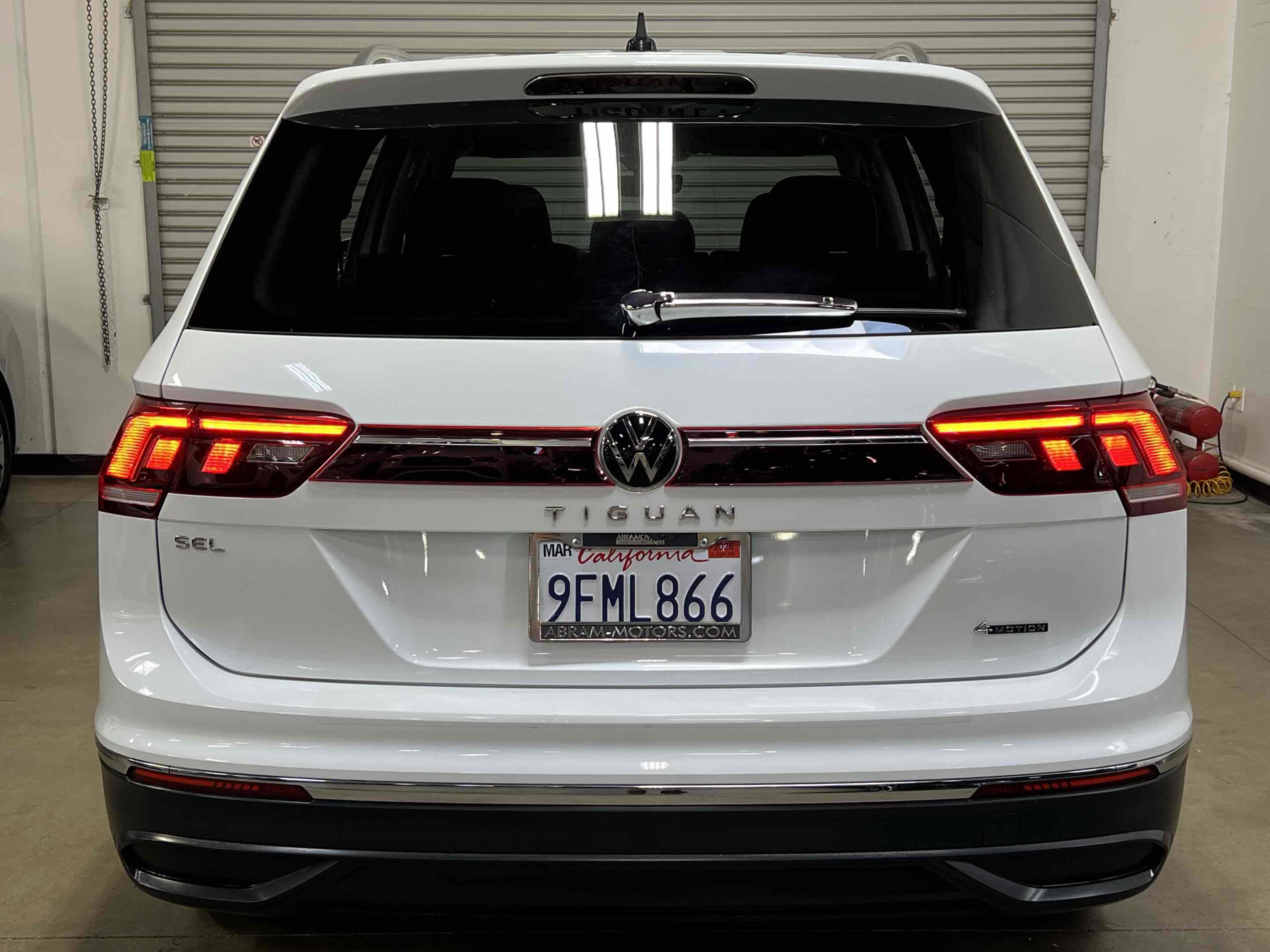 Used 2023 Volkswagen Tiguan SE w/ Panoramic Sunroof Package image 28