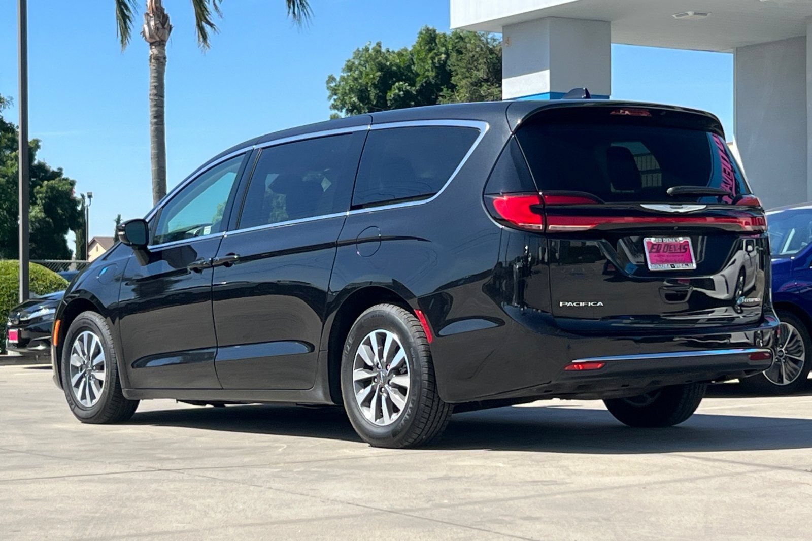 Used 2024 Chrysler Pacifica Limited FWD image 7