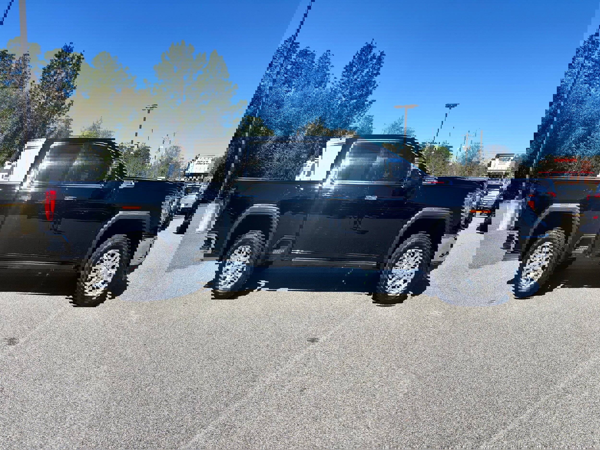 Used 2022 GMC Sierra 2500 SLT w/ SLT Premium Package image 4